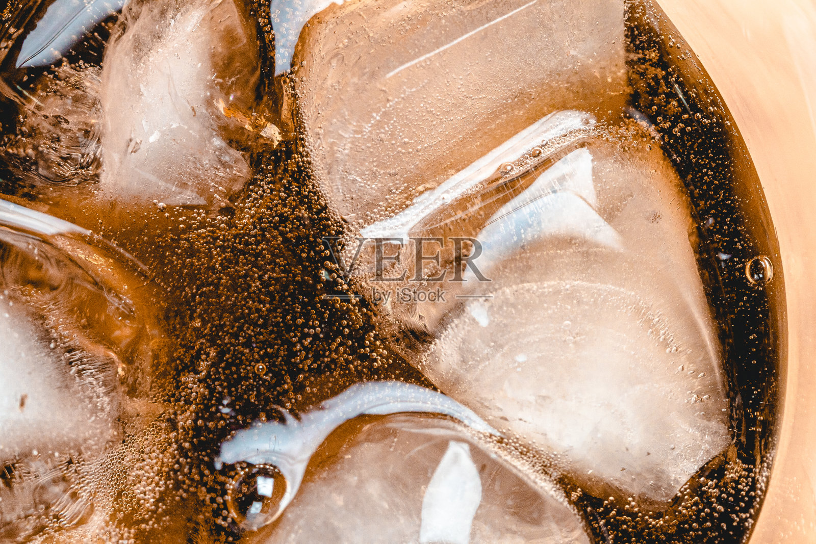 可乐、苏打水和冰块。照片摄影图片