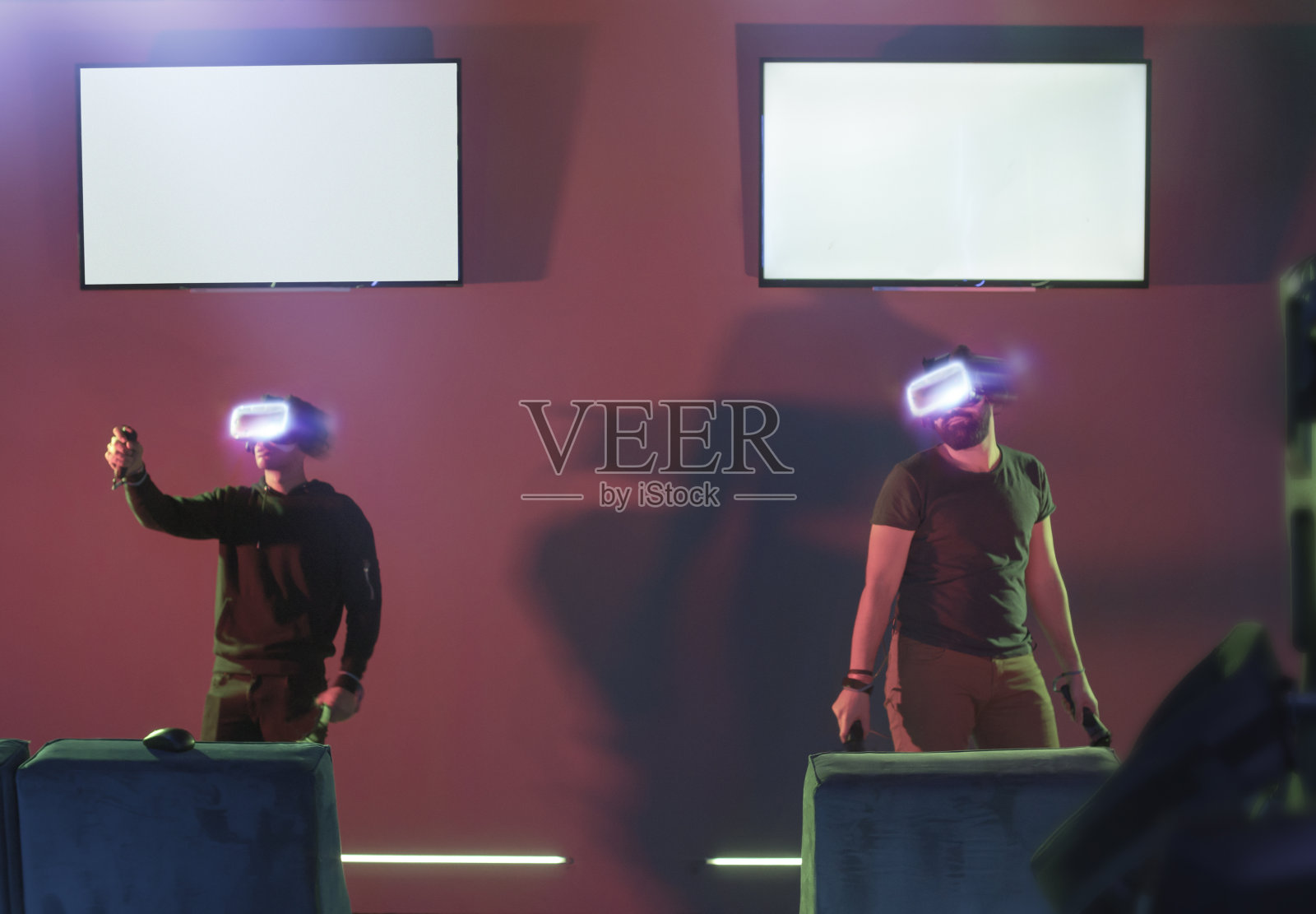 朋友们一起在未来的地方玩虚拟现实游戏照片摄影图片