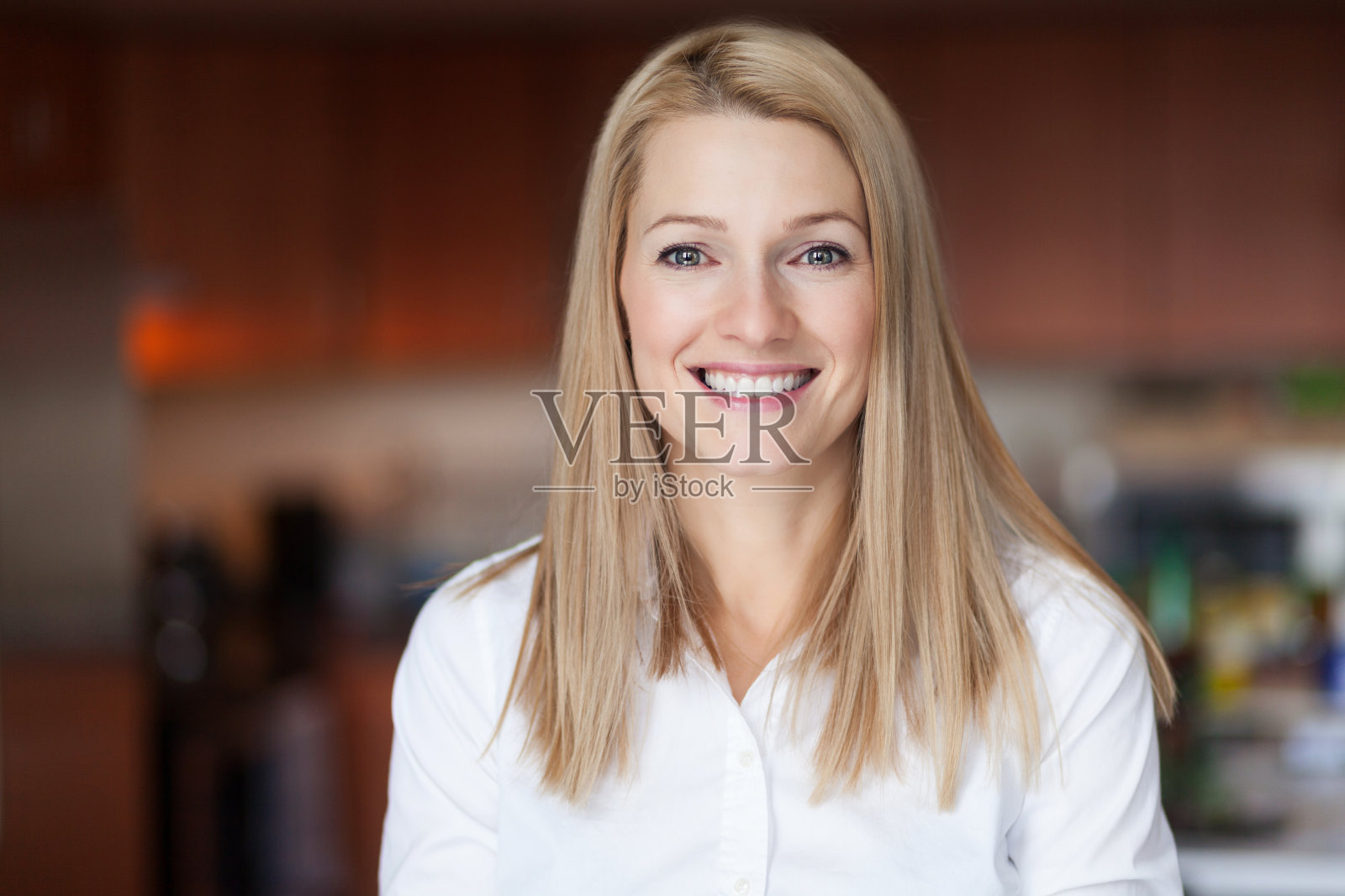 一个微笑的白种人金发女人在厨房在办公室的特写照片摄影图片