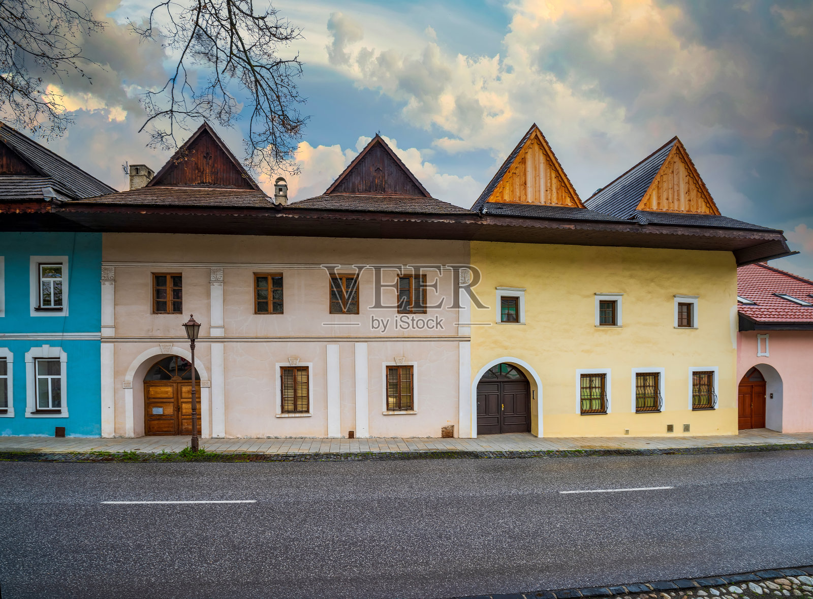中世纪小镇Spisska Sobota在中心街道上有历史悠久的彩色房屋。Poprad城市,斯洛伐克照片摄影图片