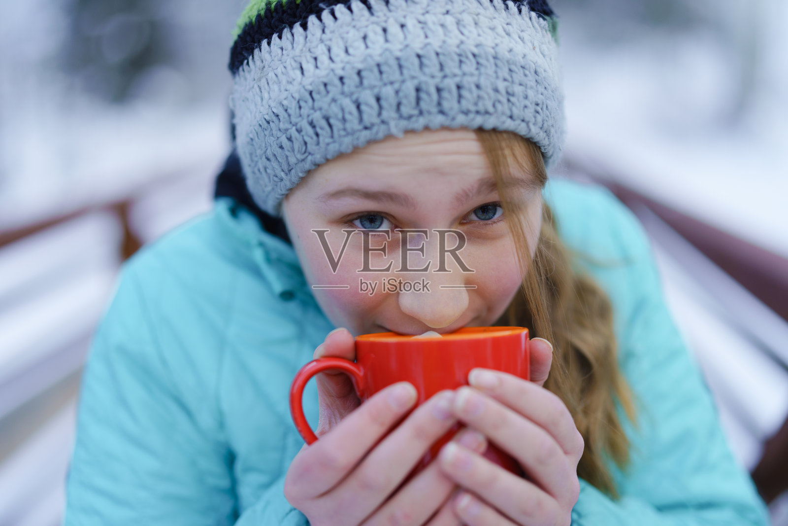 冬天在户外喝热巧克力的女孩照片摄影图片
