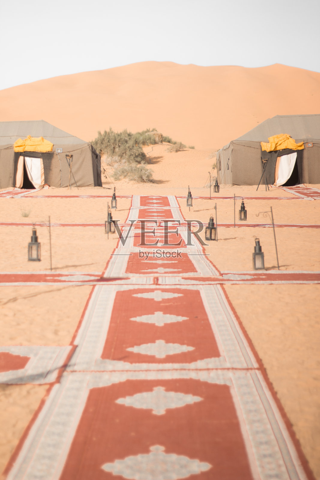 在摩洛哥沙漠。撒哈拉沙漠。灯和地毯。柔和的颜色。摩洛哥的文化。照片摄影图片