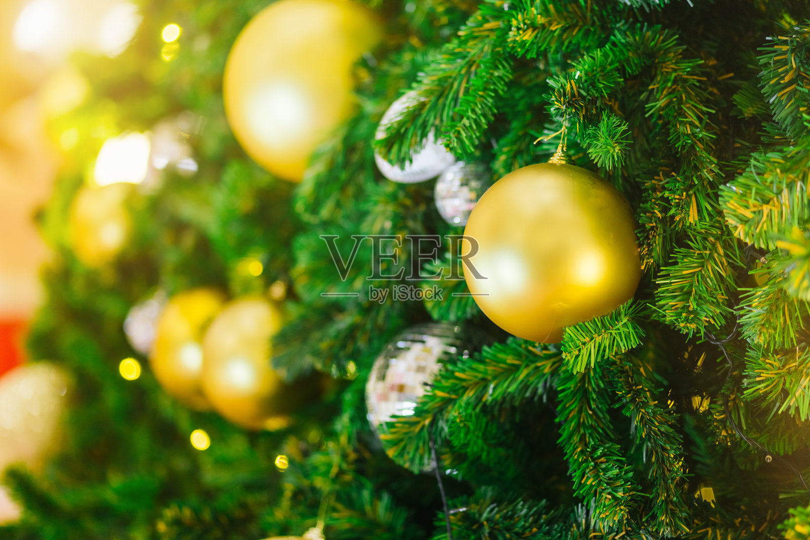 彩色球的特写在绿色圣诞树的背景装饰在圣诞节和新年。照片摄影图片