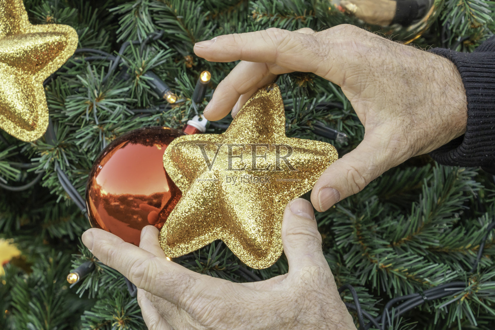 准备圣诞、除夕假期和除夕——制作圣诞树和摆放圣诞装饰品照片摄影图片
