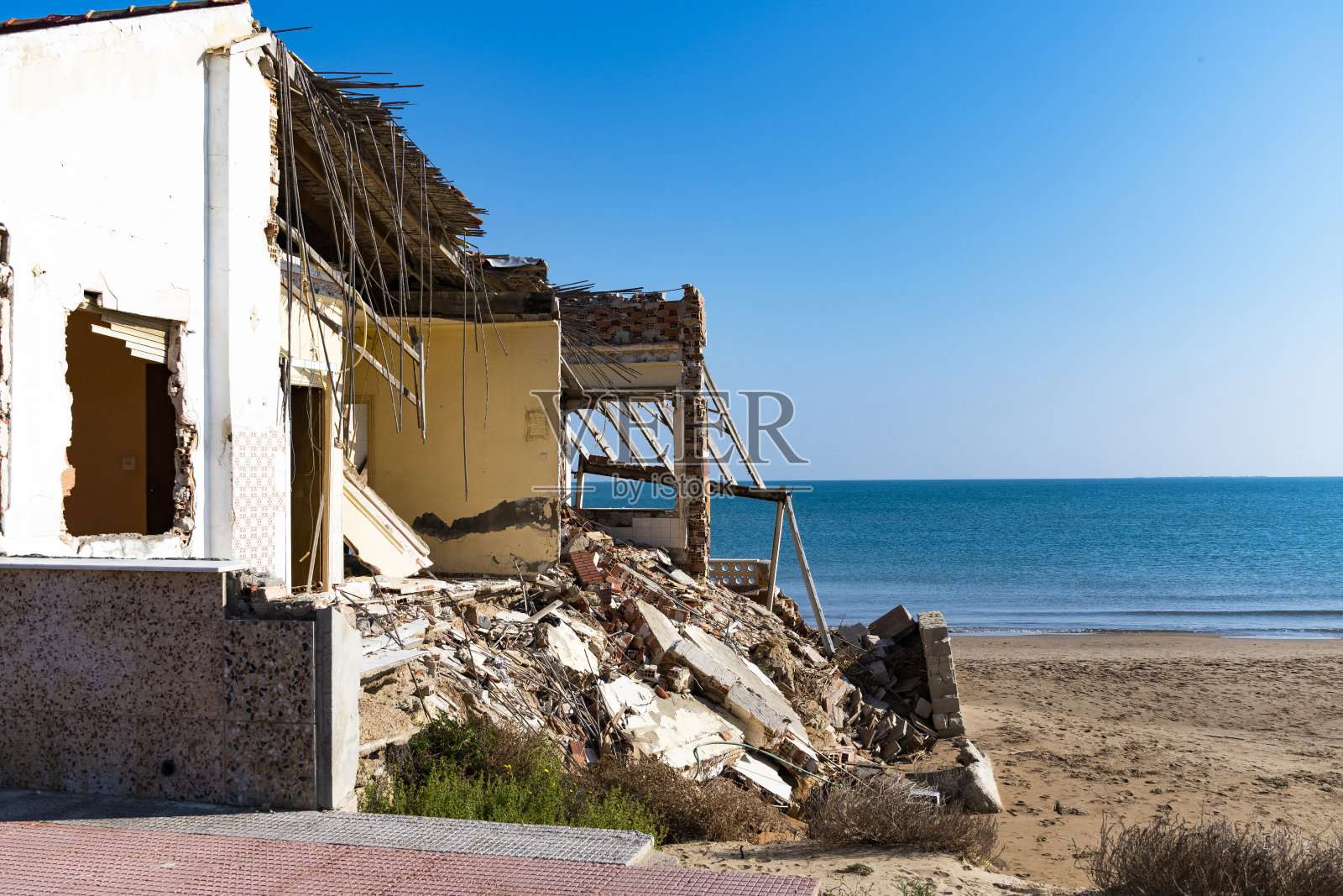 海滩上的破房子照片摄影图片