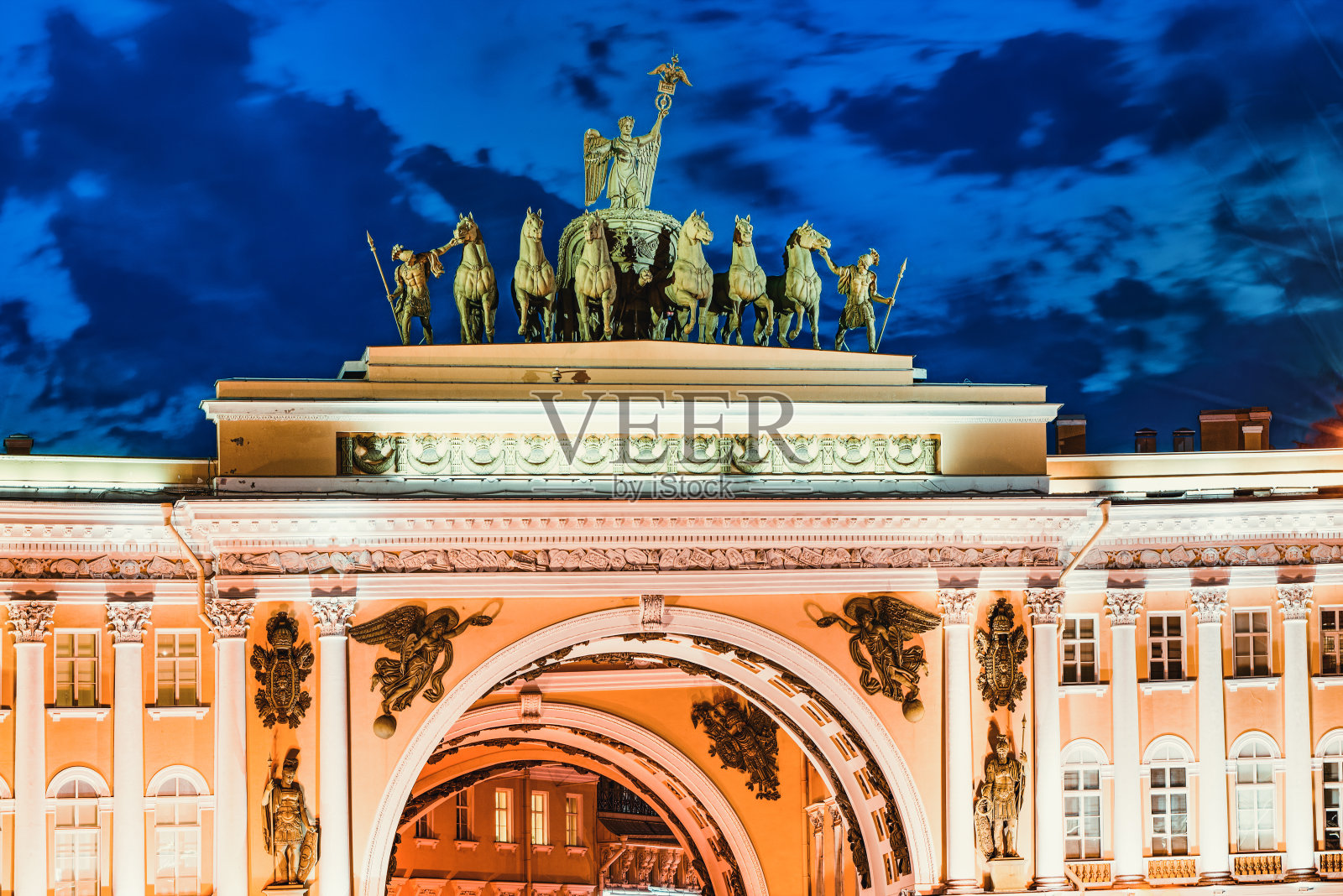 宫殿广场上的总部大楼凯旋门。圣彼得堡.Russia。照片摄影图片
