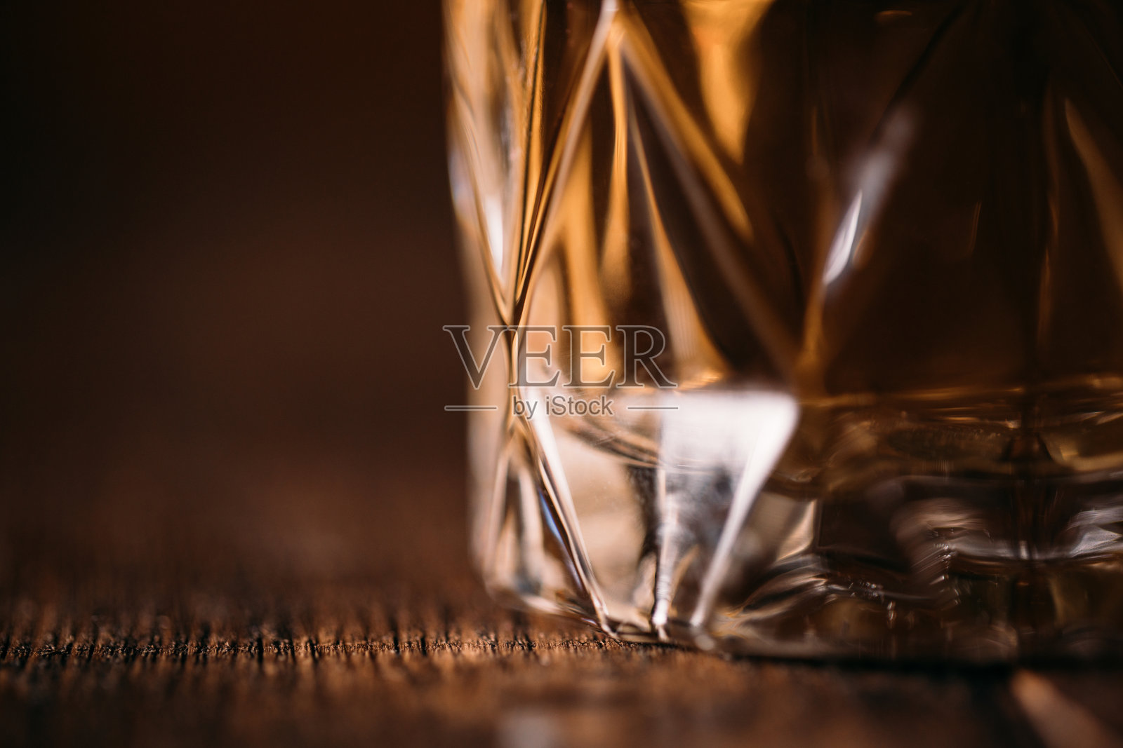 玻璃杯威士忌，木桌上的小玻璃杯冰壶照片摄影图片