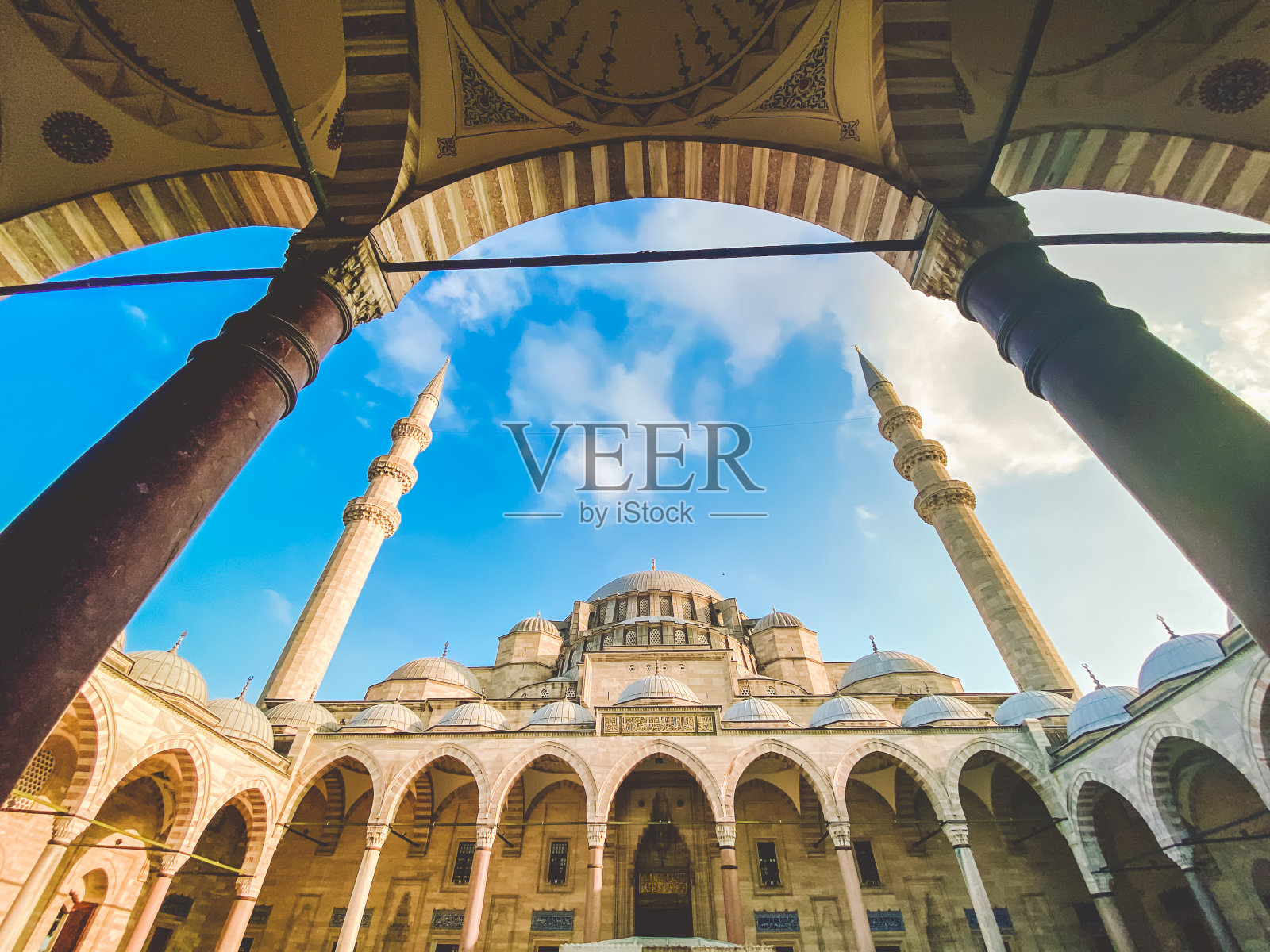 Suleymaniye清真寺。Suleymaniye Camii。尖塔,马尔马拉。10月，伊斯坦布尔，土耳其外的苏莱曼清真寺。伊斯坦布尔最美丽的清真寺照片摄影图片