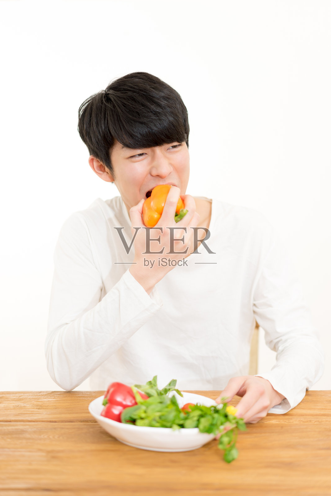 吃新鲜蔬菜的年轻人照片摄影图片