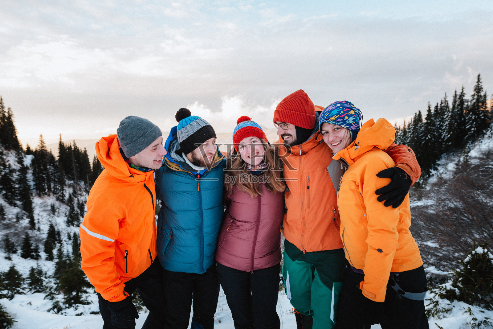 五个朋友在冬山里拥抱欢笑照片摄影图片