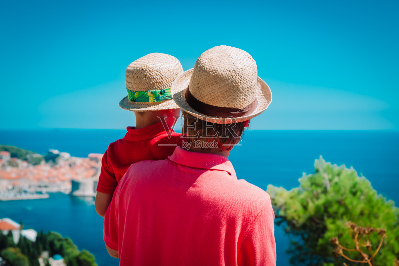 父亲和小儿子在克罗地亚的杜布罗夫尼克度假，一家人在欧洲旅行照片摄影图片