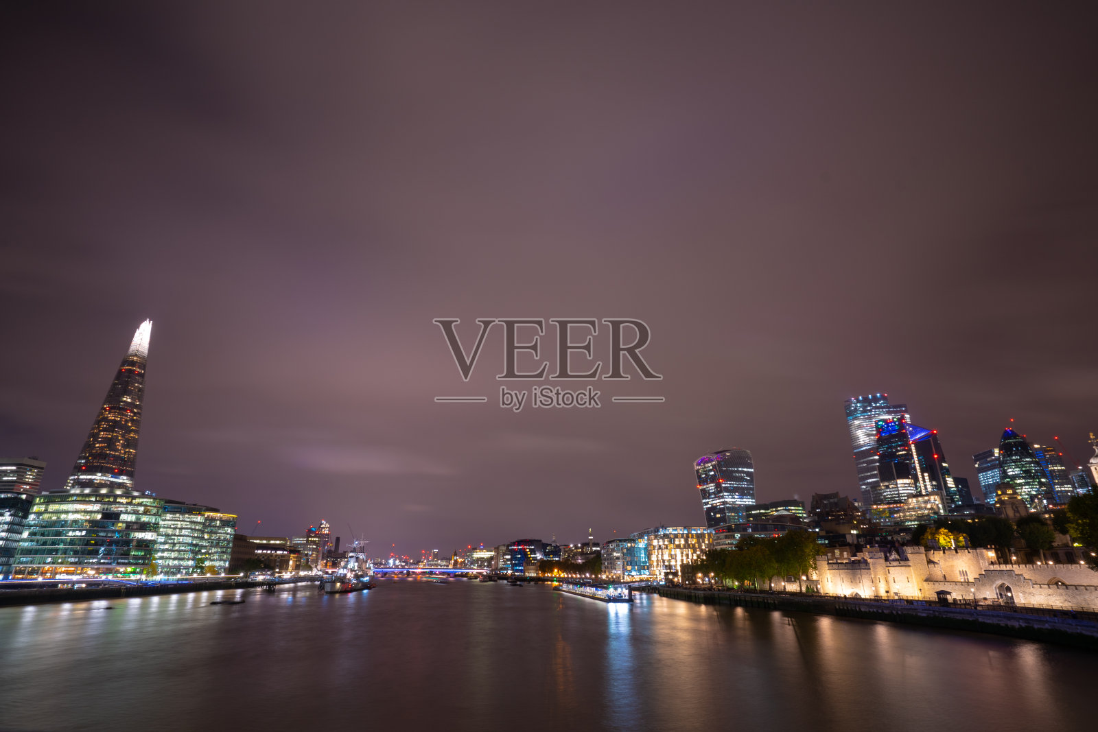 伦敦的天际线和夜晚的泰晤士河照片摄影图片