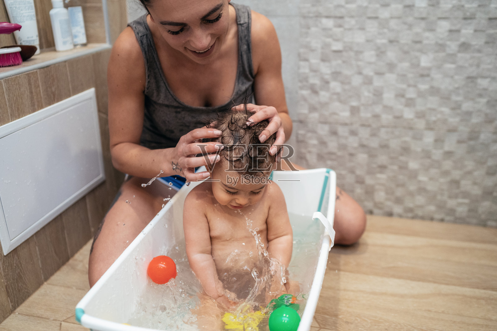 母亲和婴儿洗澡时间照片摄影图片