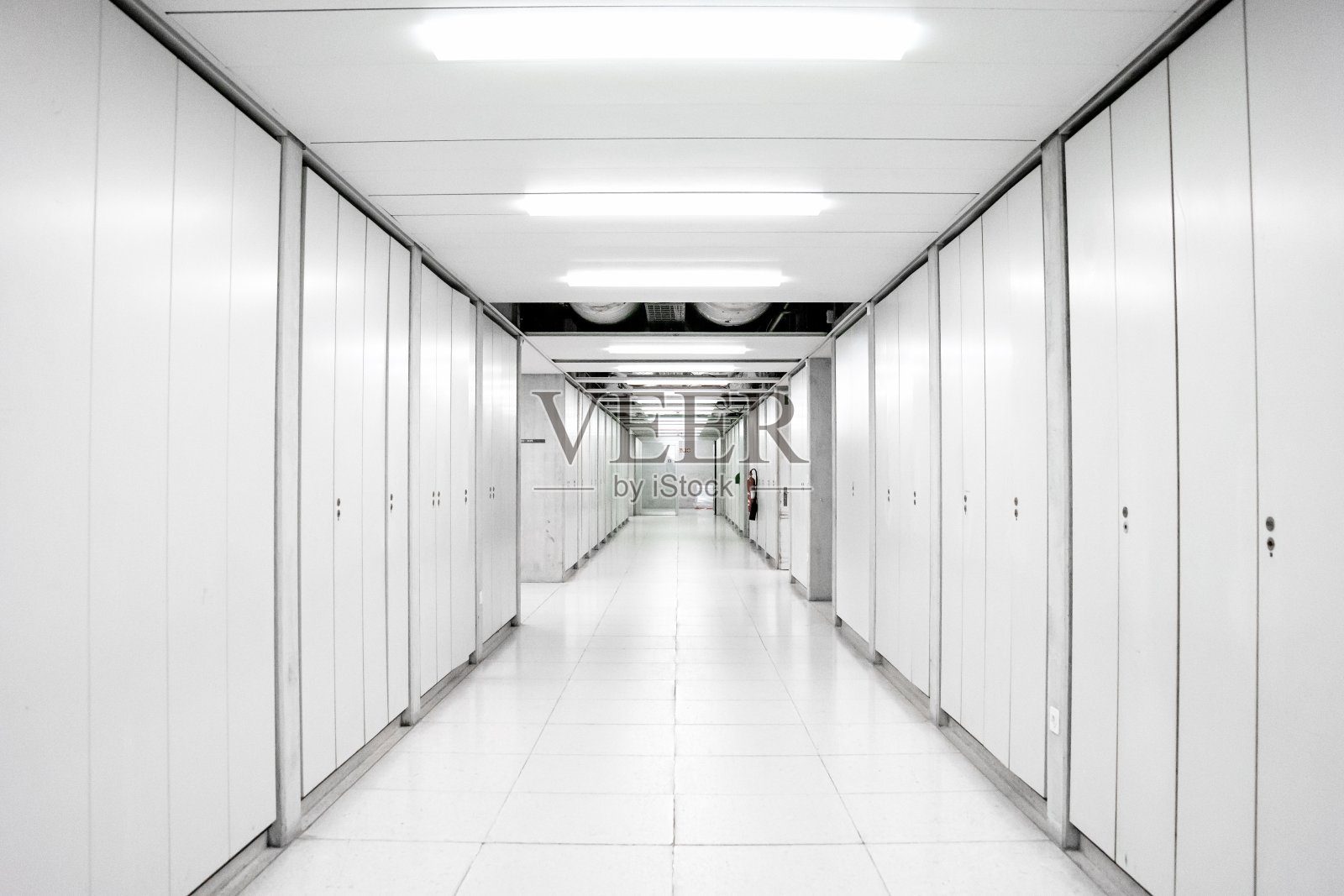 工业建筑科学实验室空荡荡的走廊霓虹灯照亮的走廊两边都有储物柜门照片摄影图片