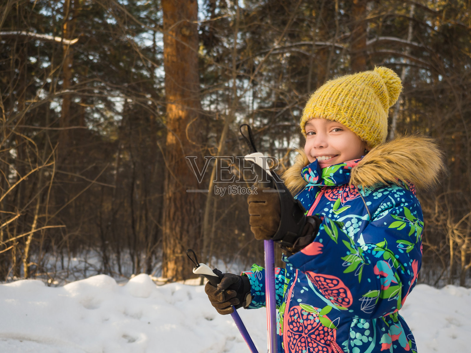 一个小女孩的近距离肖像在北欧在冬天的森林散步。照片摄影图片