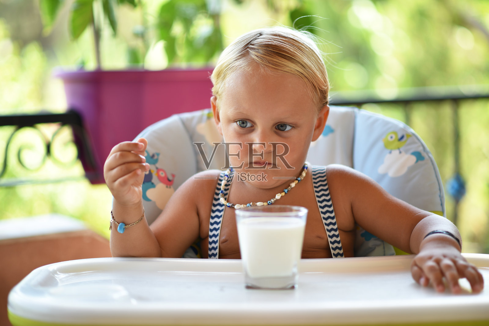悲伤的小男孩正在喝牛奶照片摄影图片