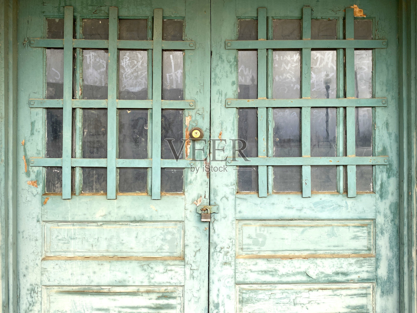 废弃的、绿色的、褪色的仓库门照片摄影图片