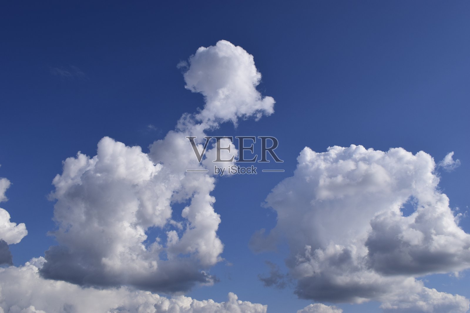 美丽的蓝天和云彩的背景。照片摄影图片