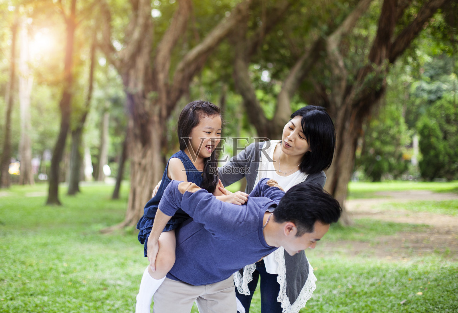 亚洲家庭在公园里玩得很开心照片摄影图片