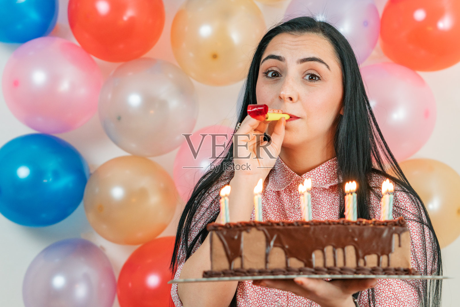 年轻女孩庆祝生日照片摄影图片