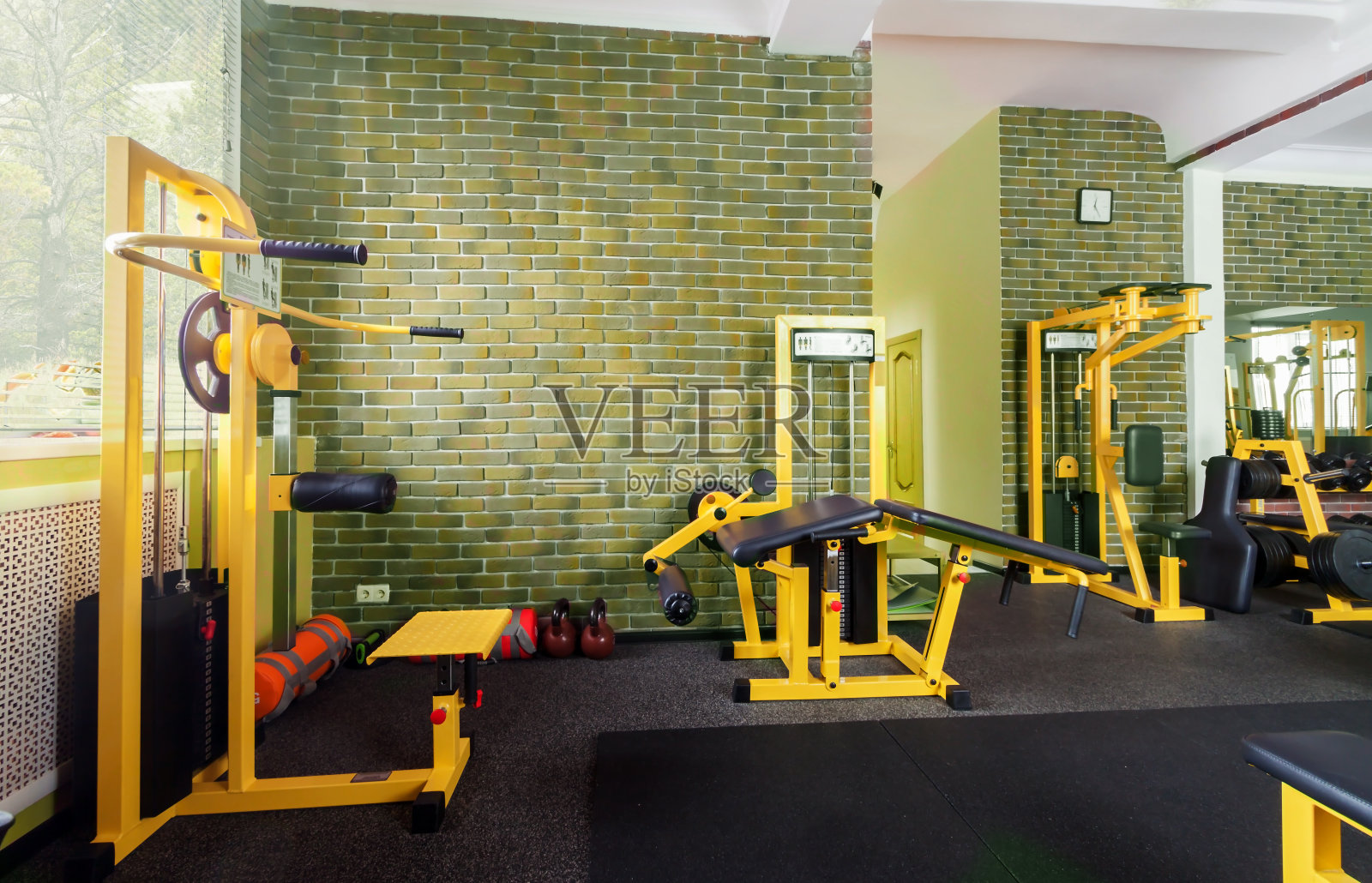 室内的新轻现代健身房锻炼绿色与黄色的运动设备照片摄影图片