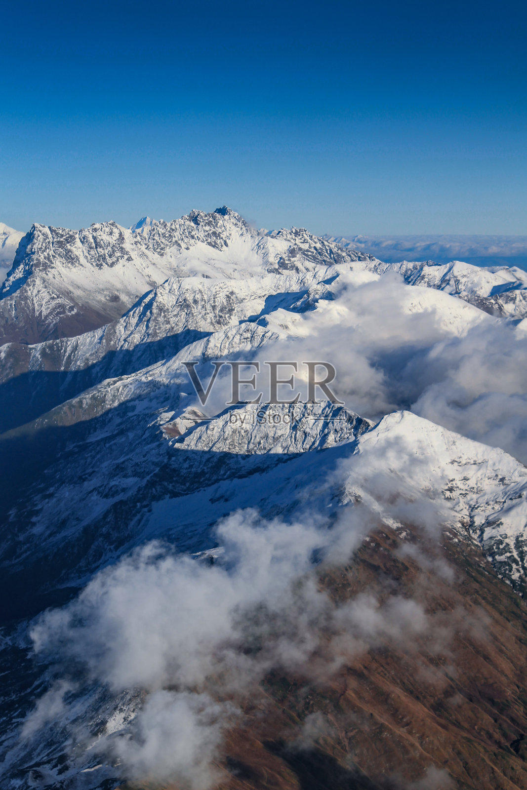 白雪覆盖的高加索山脉照片摄影图片