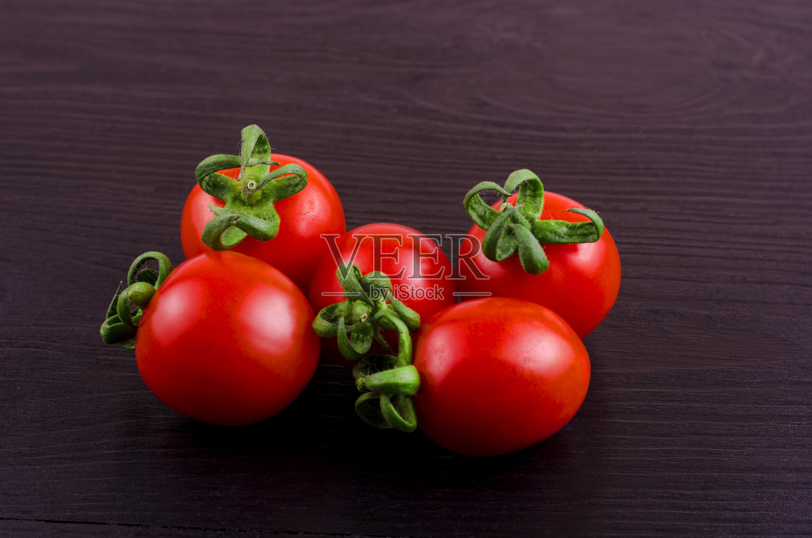 黑色背景上的樱桃番茄照片摄影图片