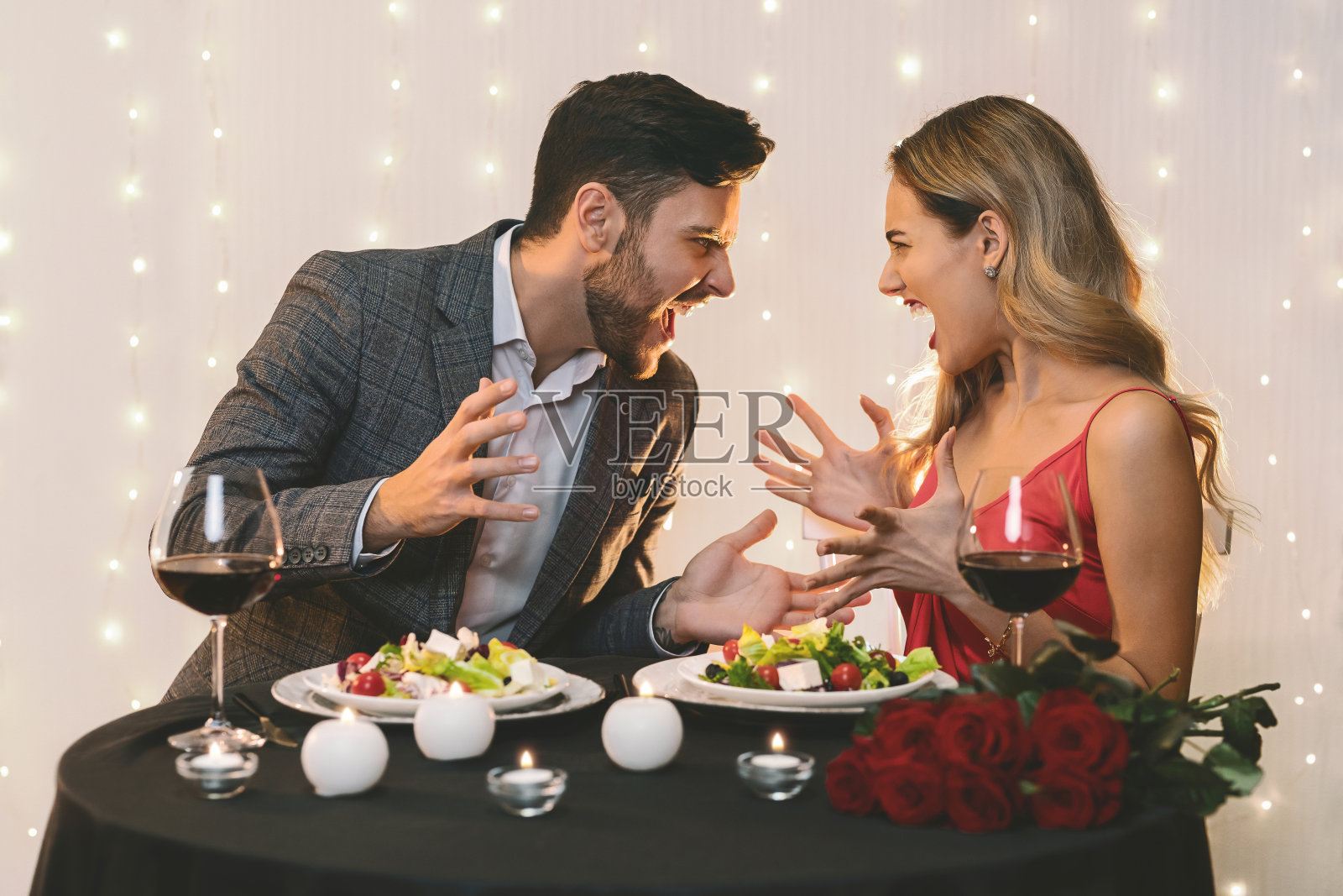 一对愤怒的情侣在餐厅吃浪漫晚餐时争吵照片摄影图片