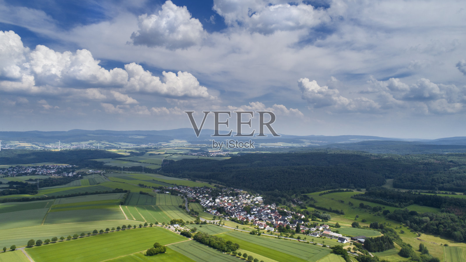 德国风景的全景鸟瞰图-莱茵高陶努斯地区照片摄影图片