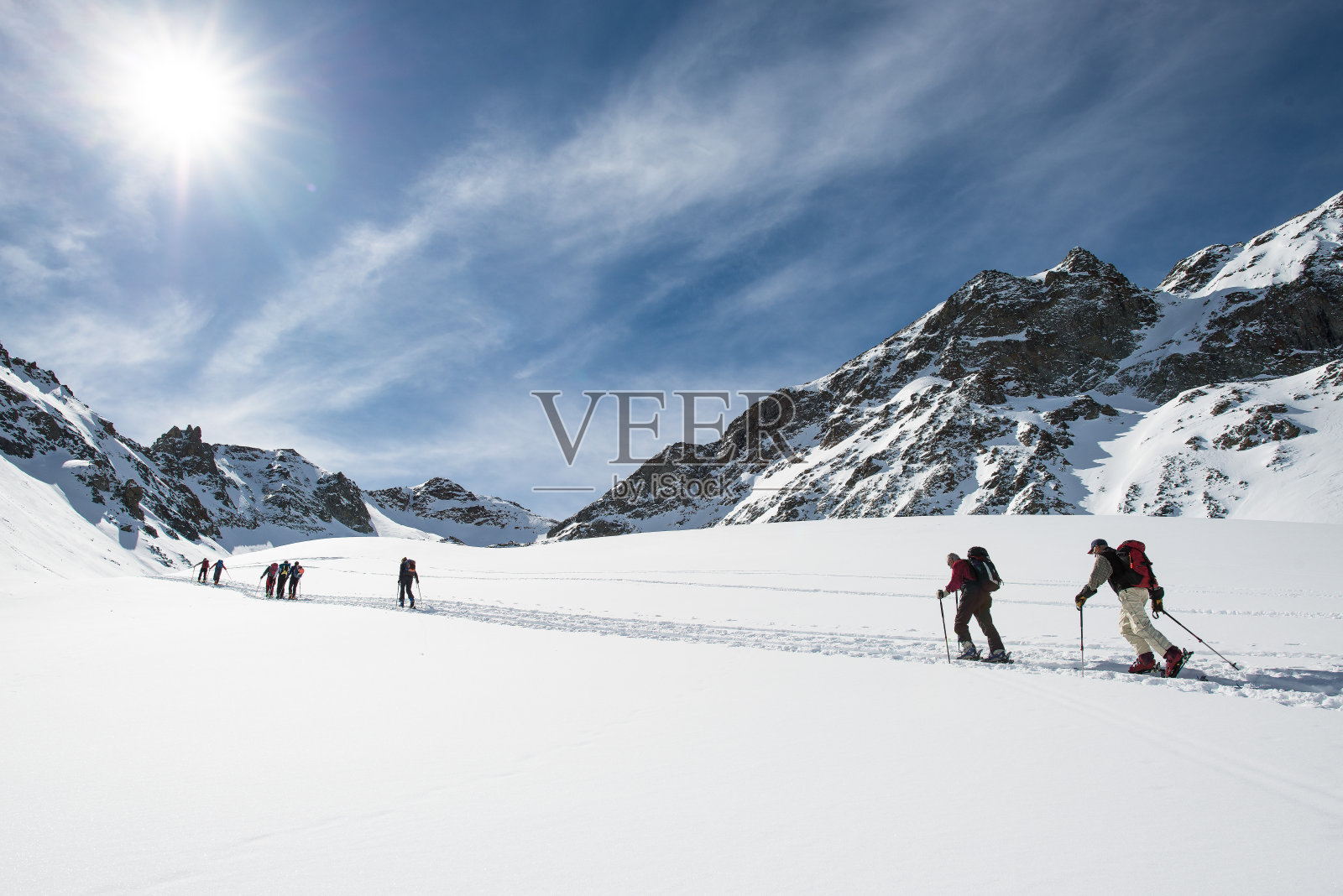 在阿尔卑斯山旅行期间的一群滑雪登山运动员照片摄影图片