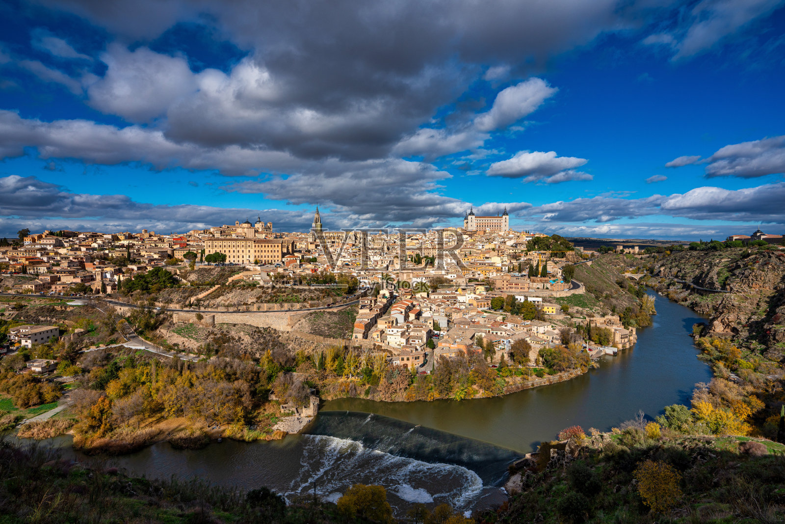 托莱多,西班牙。古老的城市和它的皇宫在蜿蜒的塔霍河上照片摄影图片