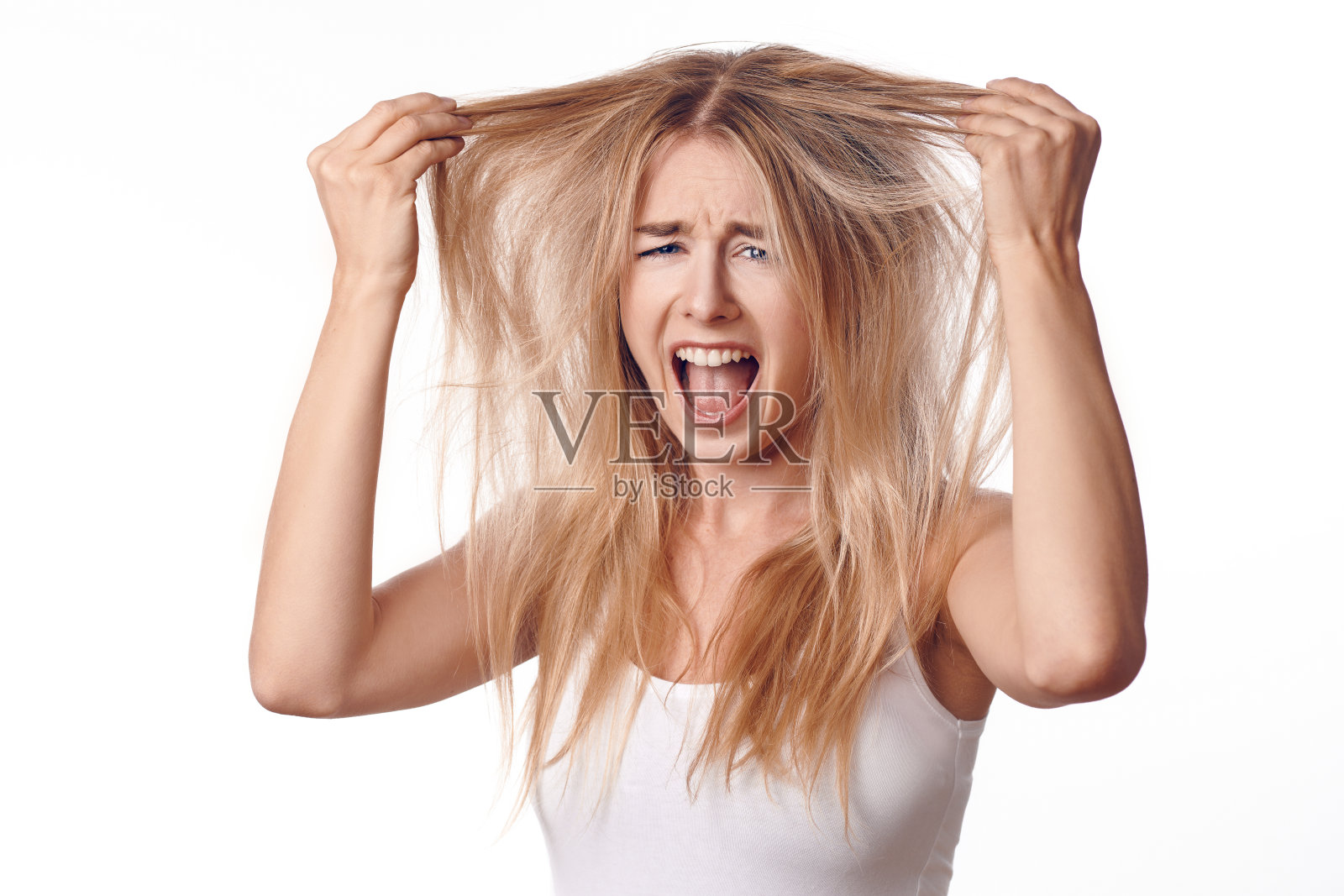 年轻的金发女人对自己的发型不满意照片摄影图片
