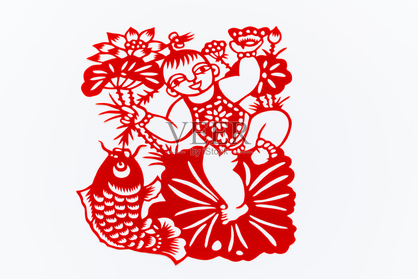 中国传统剪纸艺术图案、花窗。中国新年象征着好运和好运。中国鲤鱼剪纸艺术。荷花鱼。照片摄影图片