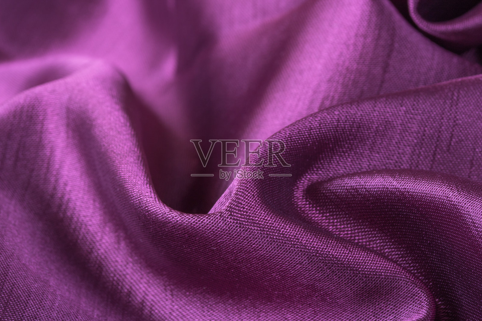 特写的波纹深紫色丝绸织物照片摄影图片