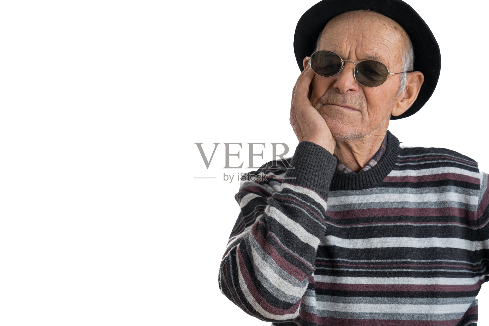 时尚的老人在休闲衣服黑帽子和太阳镜握他的手在他的脸颊上有一个牙痛孤立的白色背景，copyspace为你的文字照片摄影图片
