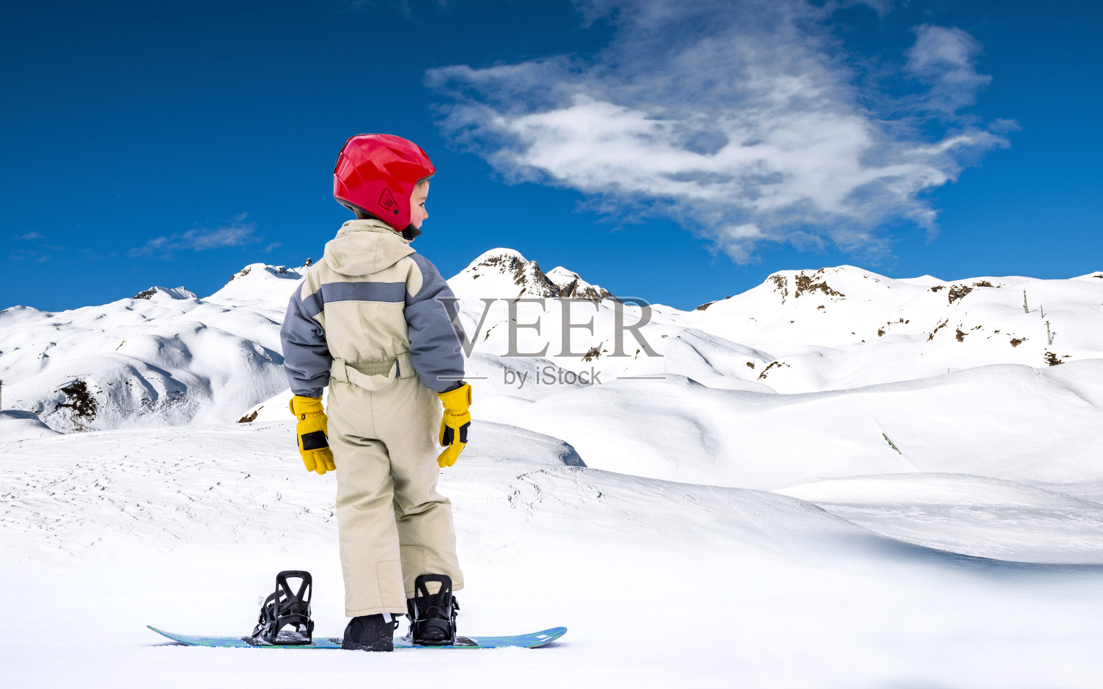 孩子们第一次在斜坡上玩滑雪板照片摄影图片