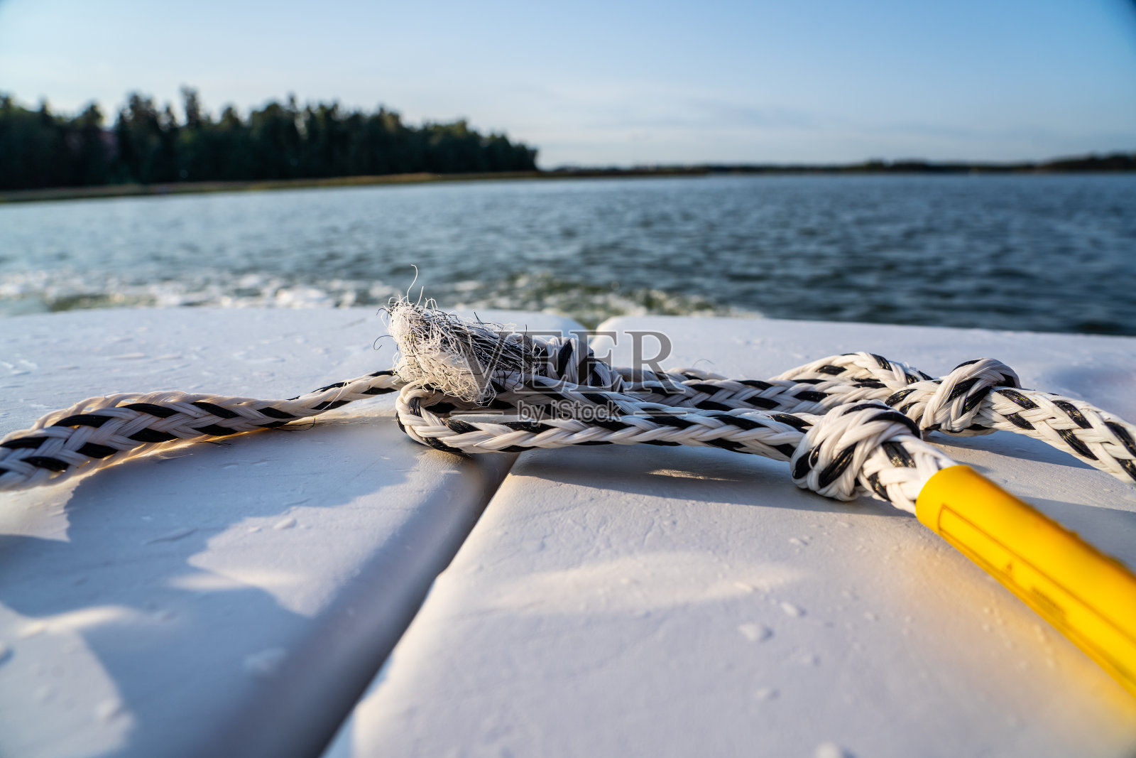 在船尾的绳子，近距离拍摄的滑水板绳，水上运动照片摄影图片