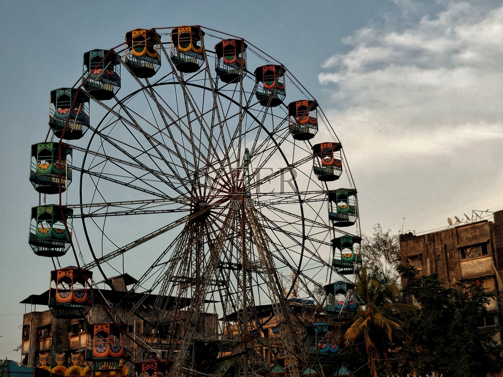 孟买东部Kalyan的一个集市上的巨型车轮照片摄影图片