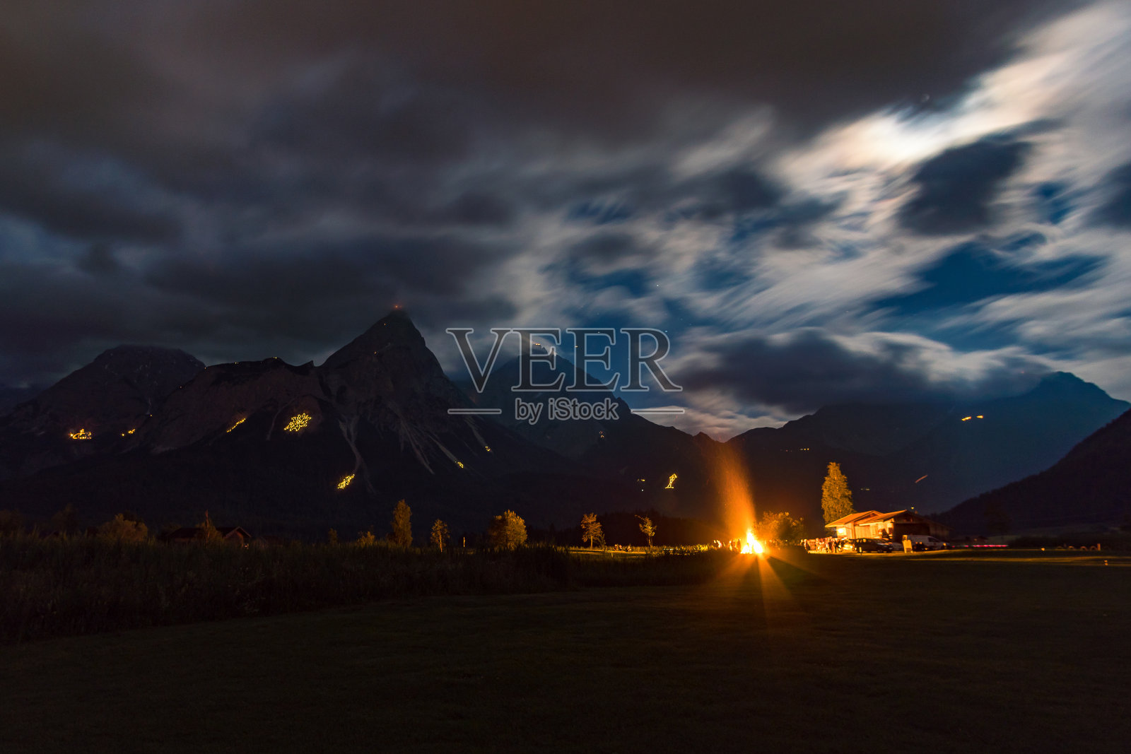 Tiroler Zugspitz竞技场的传统山火照片摄影图片