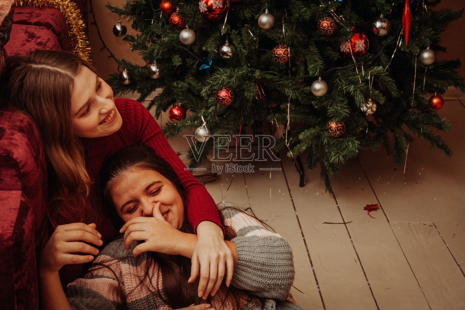 两个女孩在庆祝圣诞节照片摄影图片
