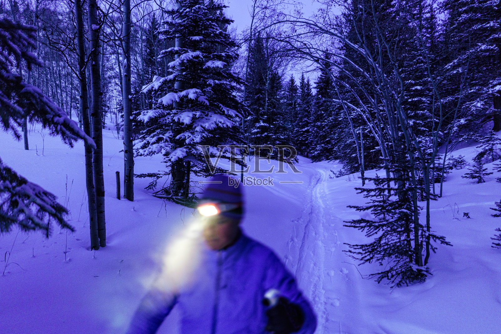 带着头灯的野外滑雪照片摄影图片