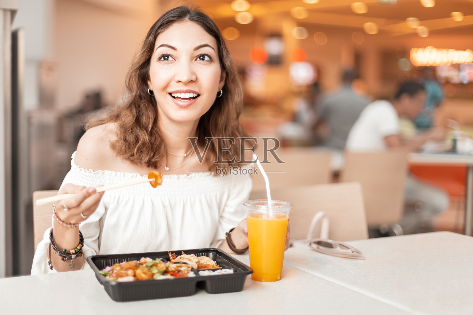 亚洲妇女在美食广场吃日本便当午餐盒照片摄影图片