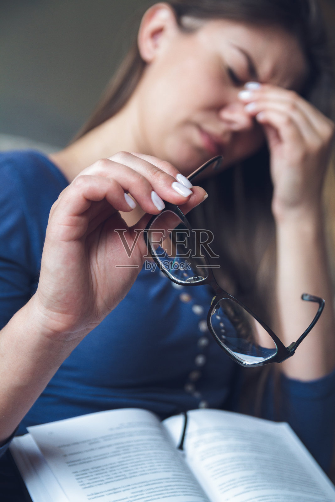 戴眼镜的女人在看书照片摄影图片