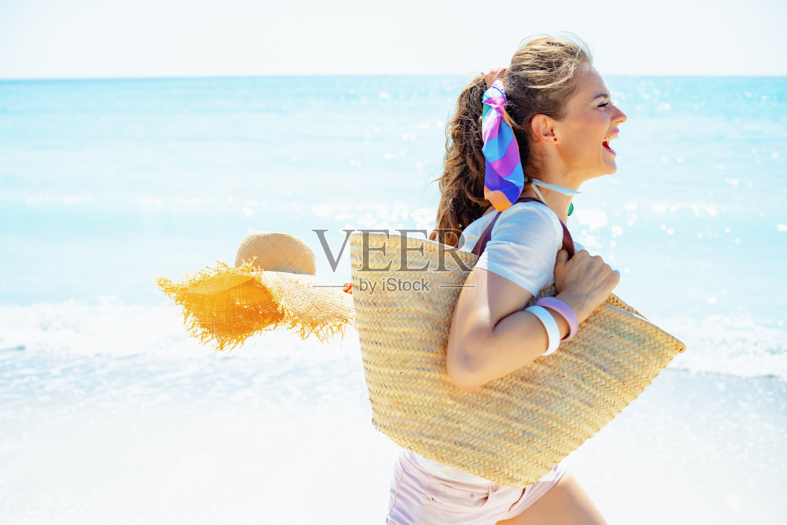 微笑的女人与海滩草包和大帽子在海洋海岸照片摄影图片_ID:350865840-Veer图库
