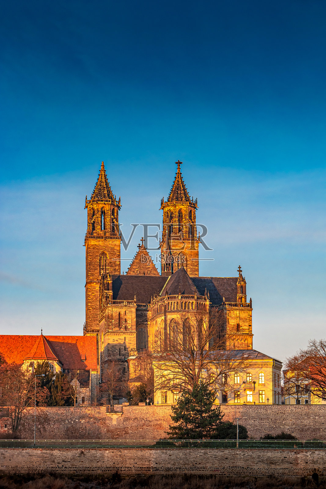 宏伟的大教堂，易北河在金色日出的颜色在马格德堡市中心，城市中心，德国，阳光霜冻的早晨，蓝色的天空照片摄影图片