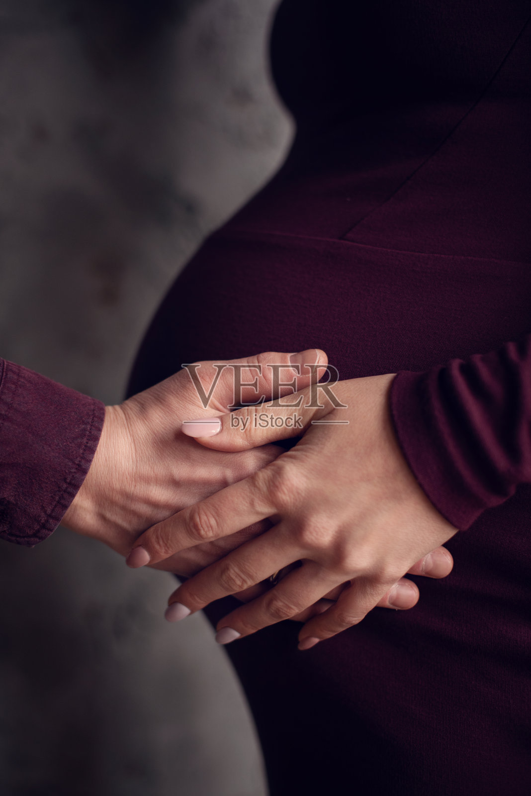 裁剪的图像美丽的孕妇和她的英俊的丈夫拥抱肚子照片摄影图片