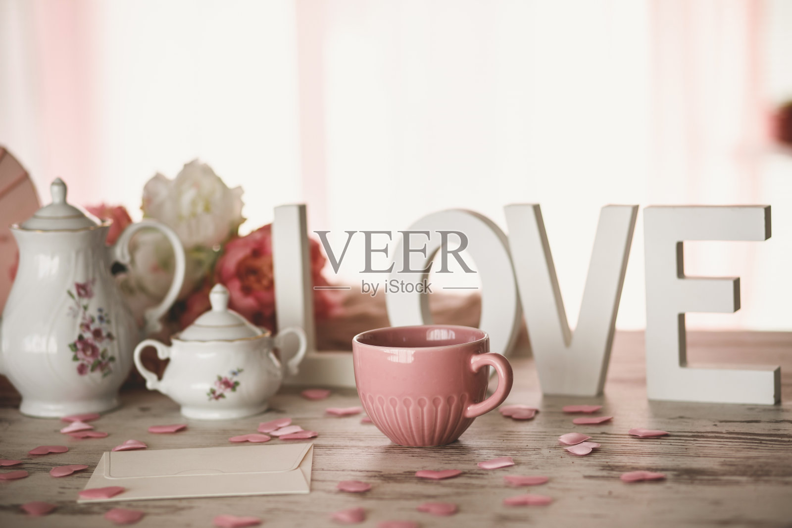 爱的标志和丰富的心作为装饰一杯茶和情书照片摄影图片