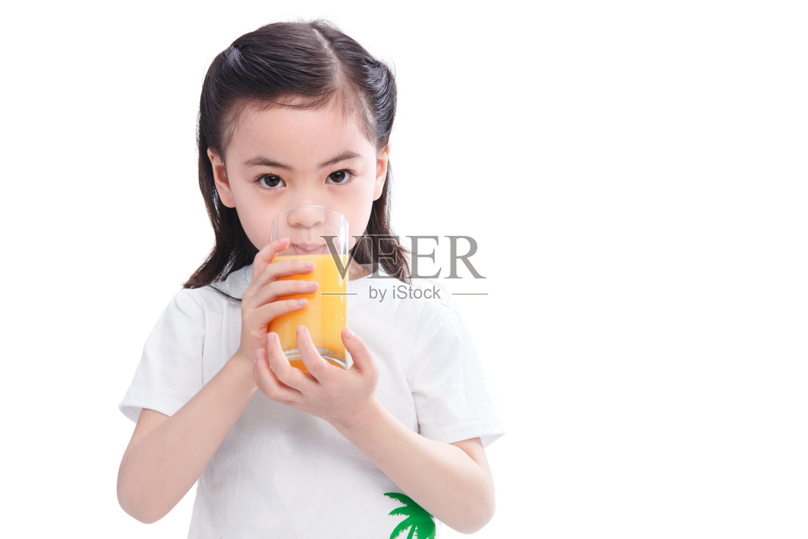 小女孩喝果汁照片摄影图片