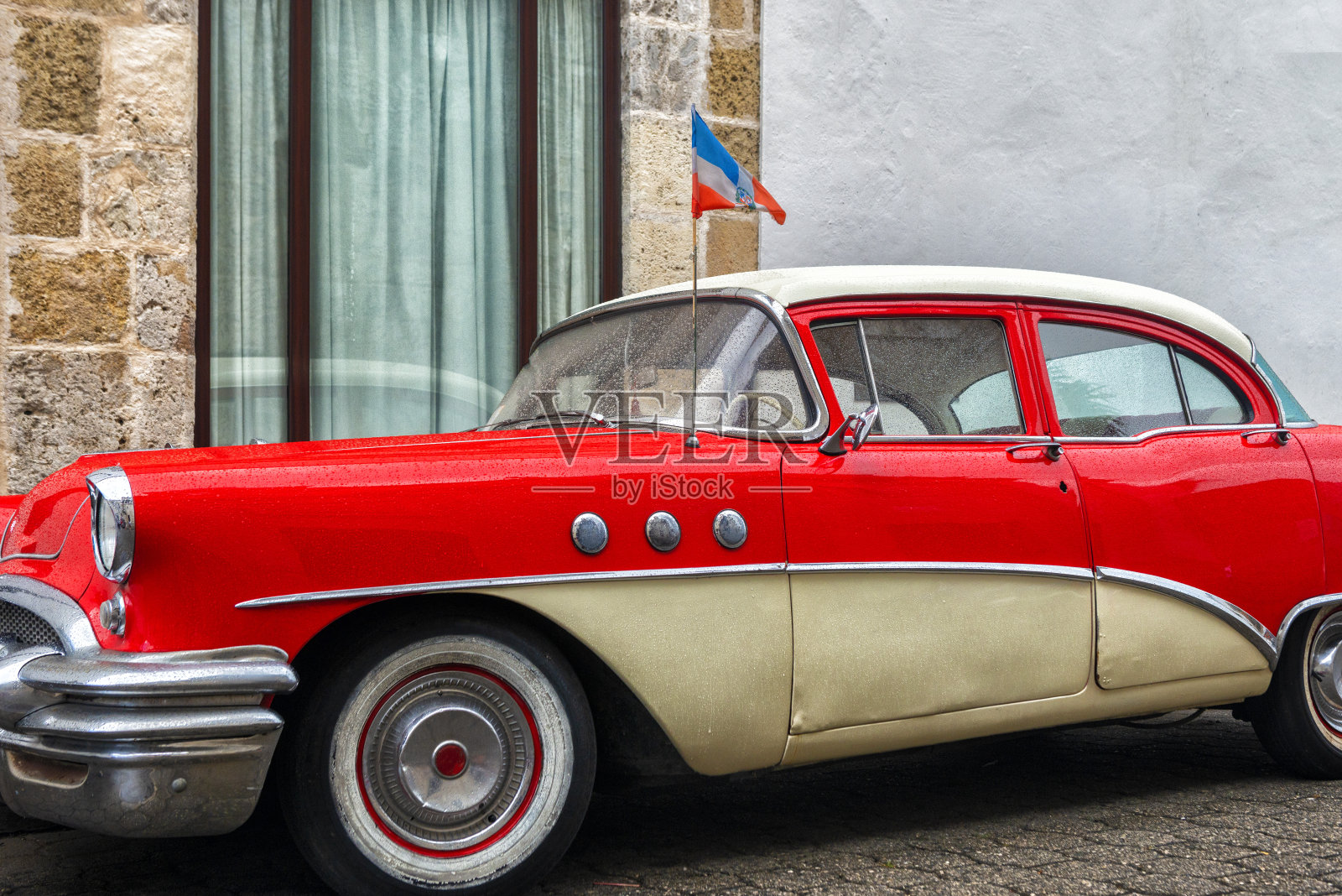 旧汽车与红色细节在多米尼加共和国-古董车照片摄影图片