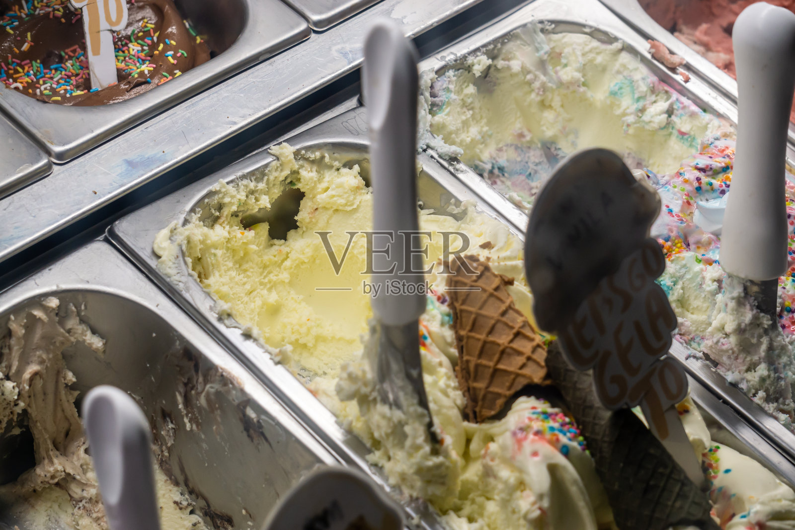 商店橱窗里的各种冰淇淋照片摄影图片